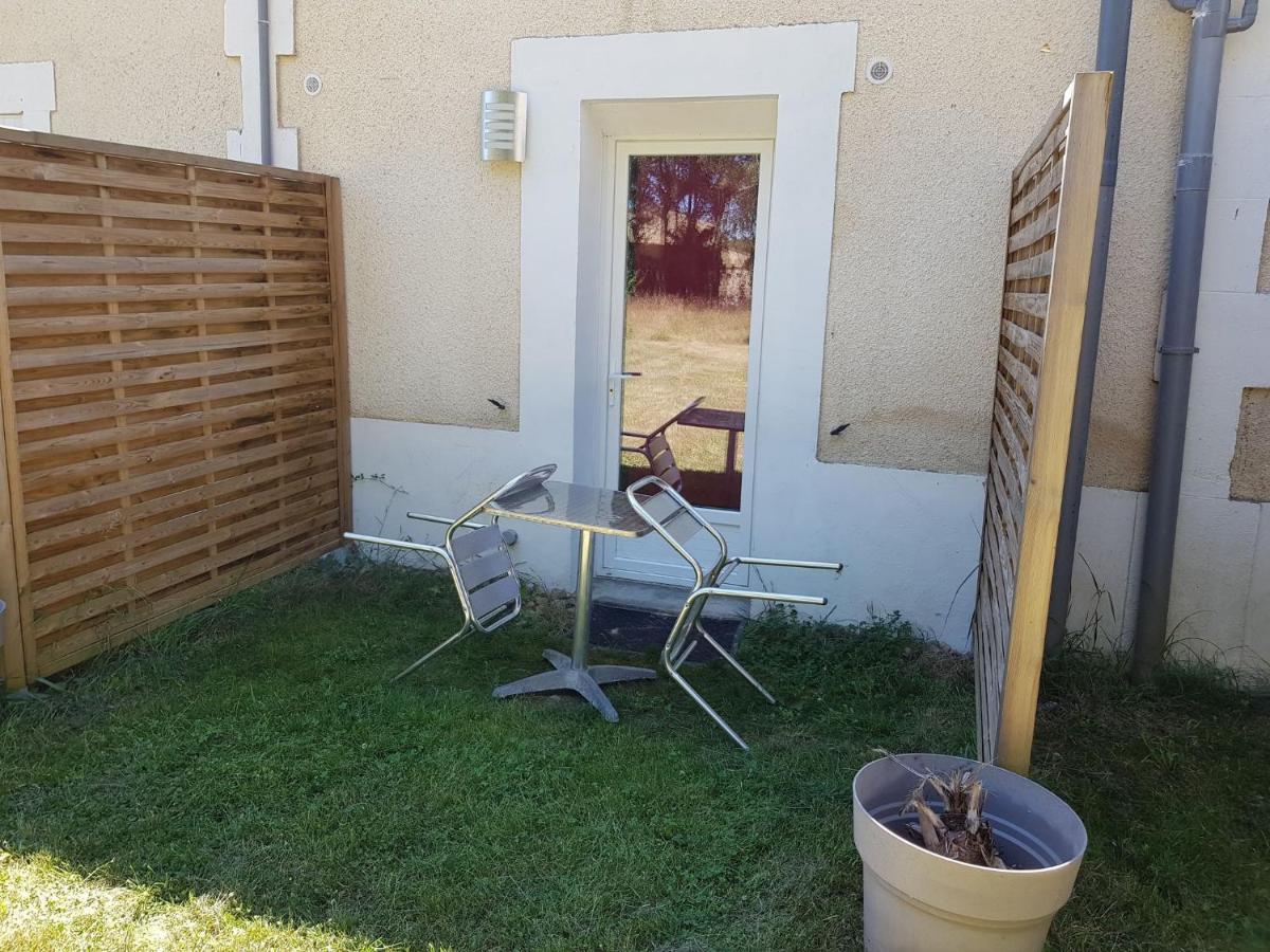 03 - Joli Studio Traversant Situe Au Rdc Avec 2 Lits, Tout Equipe Pour 1, 2 Ou 3 Personnes Maximum, Entree Independante Donnant Sur Parking Dont Une Place Est Reservee Devant La Porte, Grand Fourgon Possible Et Petit Jardin Sur L'Arriere Comme Une Ma Razac-sur-lʼIsle Exterior foto