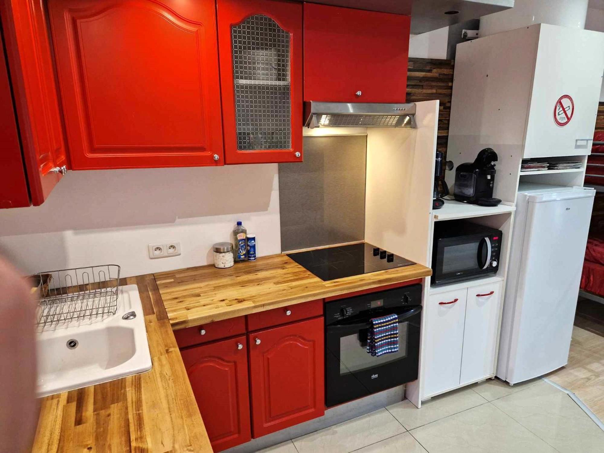 03 - Joli Studio Traversant Situe Au Rdc Avec 2 Lits, Tout Equipe Pour 1, 2 Ou 3 Personnes Maximum, Entree Independante Donnant Sur Parking Dont Une Place Est Reservee Devant La Porte, Grand Fourgon Possible Et Petit Jardin Sur L'Arriere Comme Une Ma Razac-sur-lʼIsle Exterior foto