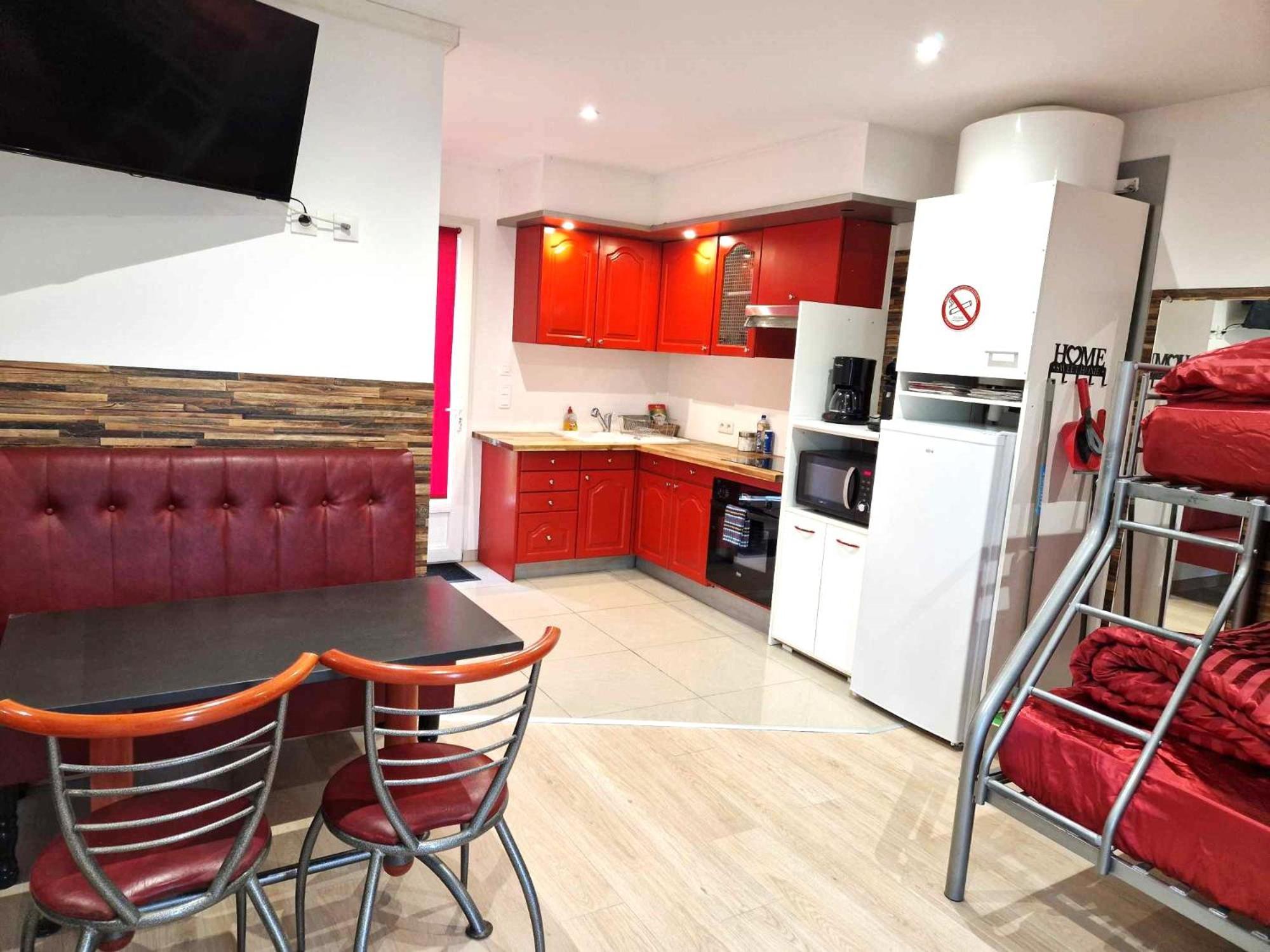 03 - Joli Studio Traversant Situe Au Rdc Avec 2 Lits, Tout Equipe Pour 1, 2 Ou 3 Personnes Maximum, Entree Independante Donnant Sur Parking Dont Une Place Est Reservee Devant La Porte, Grand Fourgon Possible Et Petit Jardin Sur L'Arriere Comme Une Ma Razac-sur-lʼIsle Exterior foto