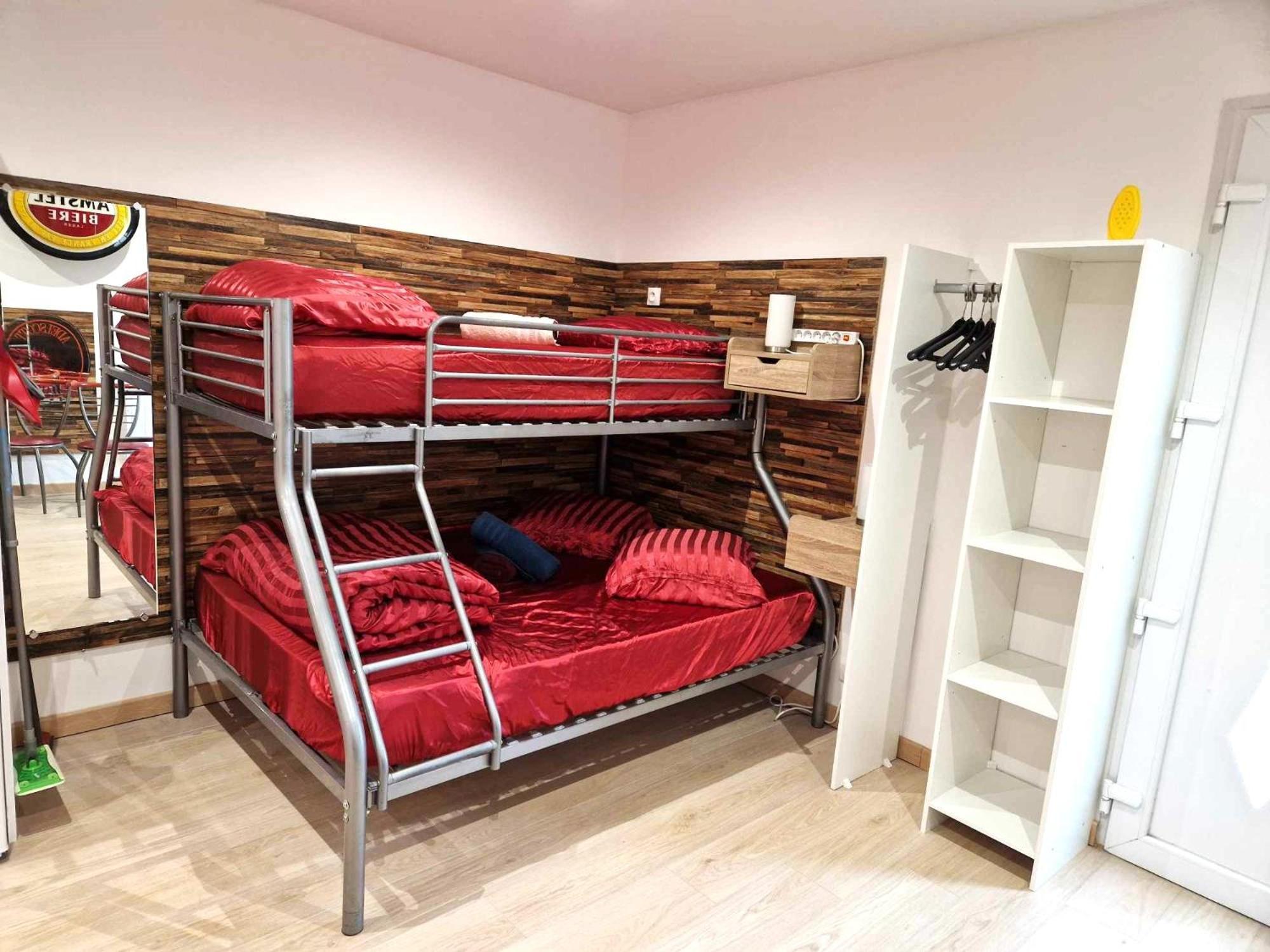03 - Joli Studio Traversant Situe Au Rdc Avec 2 Lits, Tout Equipe Pour 1, 2 Ou 3 Personnes Maximum, Entree Independante Donnant Sur Parking Dont Une Place Est Reservee Devant La Porte, Grand Fourgon Possible Et Petit Jardin Sur L'Arriere Comme Une Ma Razac-sur-lʼIsle Exterior foto